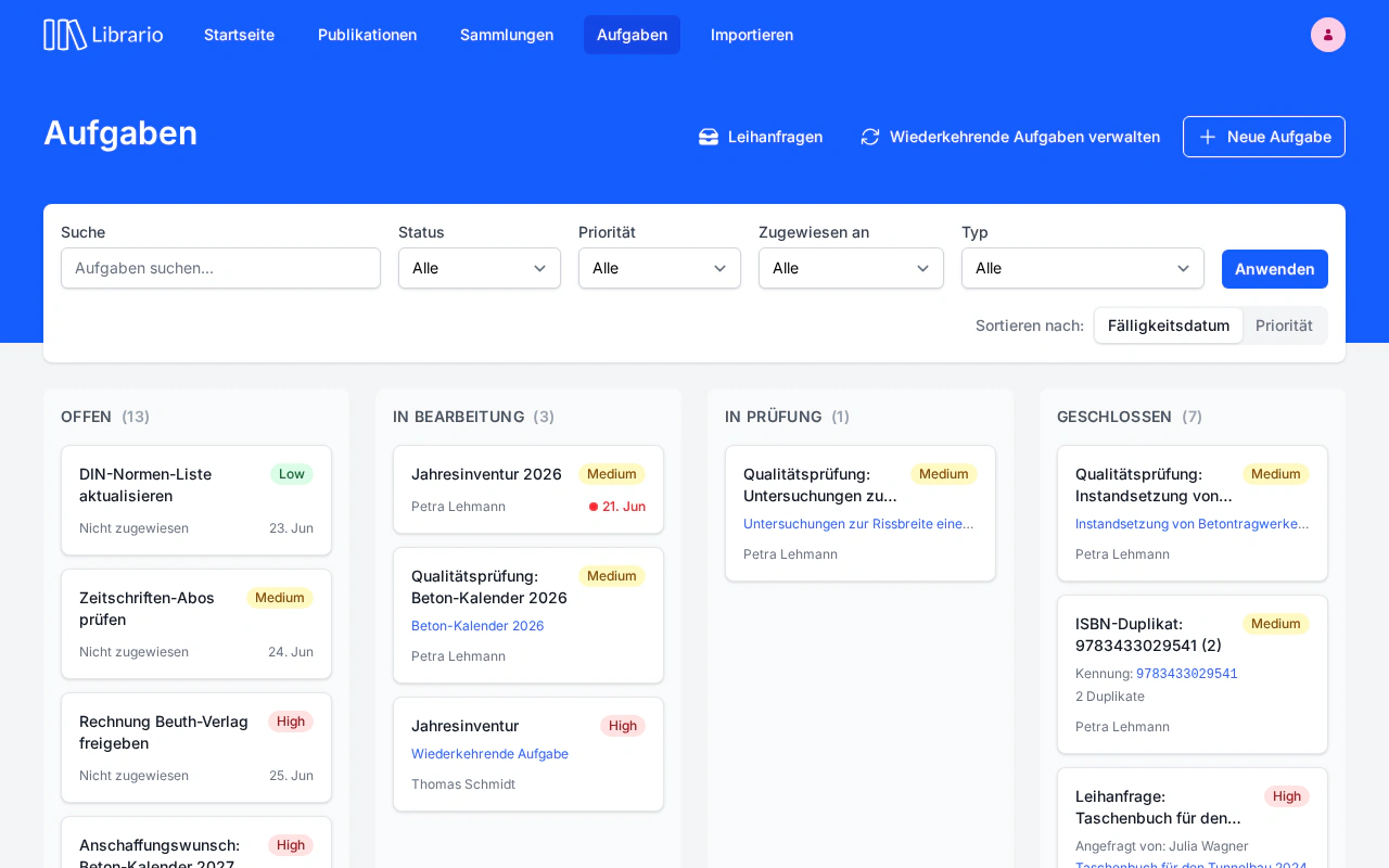 Das Kanban-Board mit vier Spalten (Offen, In Bearbeitung, In Prüfung und Geschlossen), gefüllt mit Aufgabenkarten unterschiedlicher Typen wie Leihanfrage, Dublettenprüfung und allgemeinen Aufgaben.
