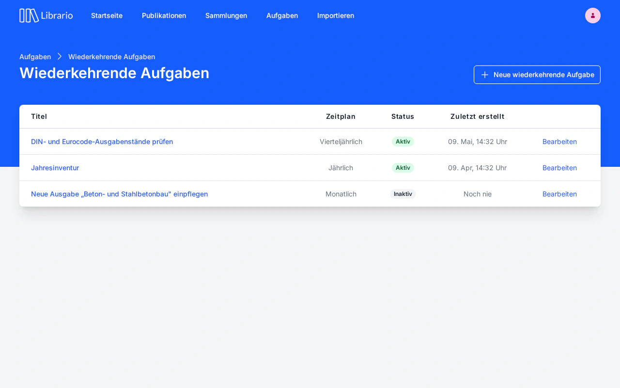 Übersicht wiederkehrender Aufgabendefinitionen mit Spalten für Titel, Frequenz, Zuständigkeit und Status.