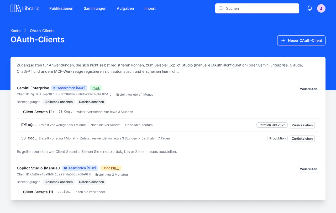 Die Liste der OAuth-Clients mit zwei Einträgen, jeder mit Schnittstelle, PKCE-Markierung, Client ID und Berechtigungen. „Gemini Enterprise“ trägt die grüne Markierung „PKCE“ und zeigt seine zwei Client Secrets aufgeklappt, das ältere läuft in 7 Tagen ab. „Copilot Studio (Manual)“ trägt die gelbe Markierung „Ohne PKCE“ und zeigt sein einziges Client Secret eingeklappt in einer Zeile. Auf schmalen Bildschirmen steht statt des PKCE-Worts ein grünes oder gelbes Schild-Symbol.